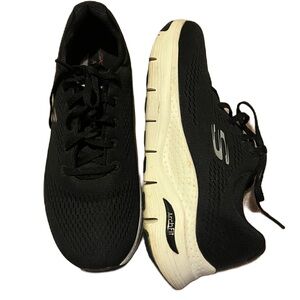 Skechers women’s Black and White Arch Fit Air-Cooled Sneakers 7